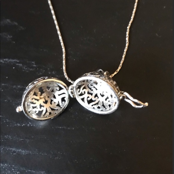 Nw Silver Essential Oil Locket Necklace - Picture 1 of 3